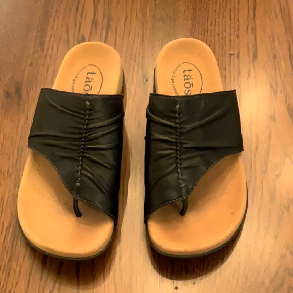 Taos Footwear Gift 2 Black Sandals Like NEW - Size 8